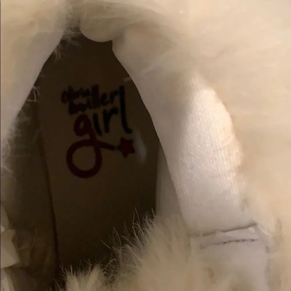 💕Last deal 💕White faux fur trimmed boot